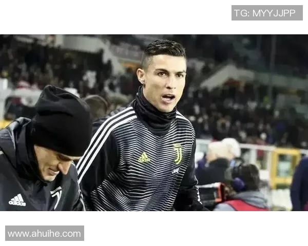 咬耳朵事件引发全球热议 足球场上这位球星为何成为焦点人物