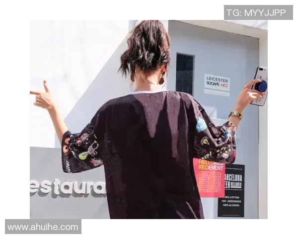 足球巨星齐聚合影美丽女生成全场焦点瞬间引爆社交网络